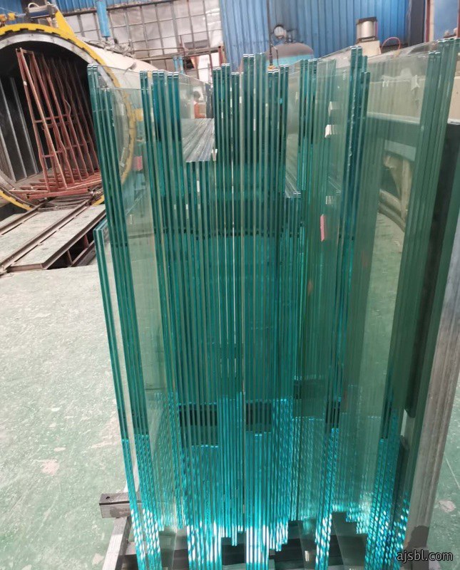钢化玻璃具有很好的耐冲击性
